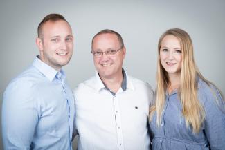 Tobias Vollheit (Geschäftsführung, QMB), Wilhelm Vollheit (Firmeninhaber & Geschäftsführer) und Vanessa Vollheit (Marketing, Einkauf, Personal)